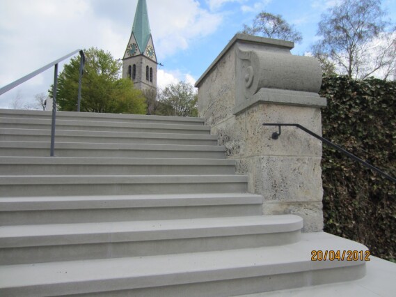 corti-referenzen-naturstein-neubau-treppe-friedhof-2