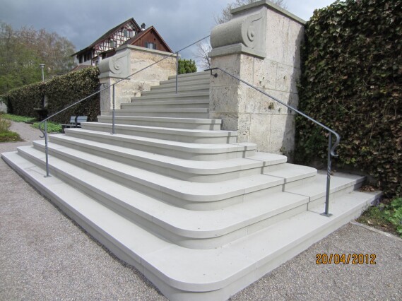 corti-referenzen-naturstein-neubau-treppe-friedhof-3